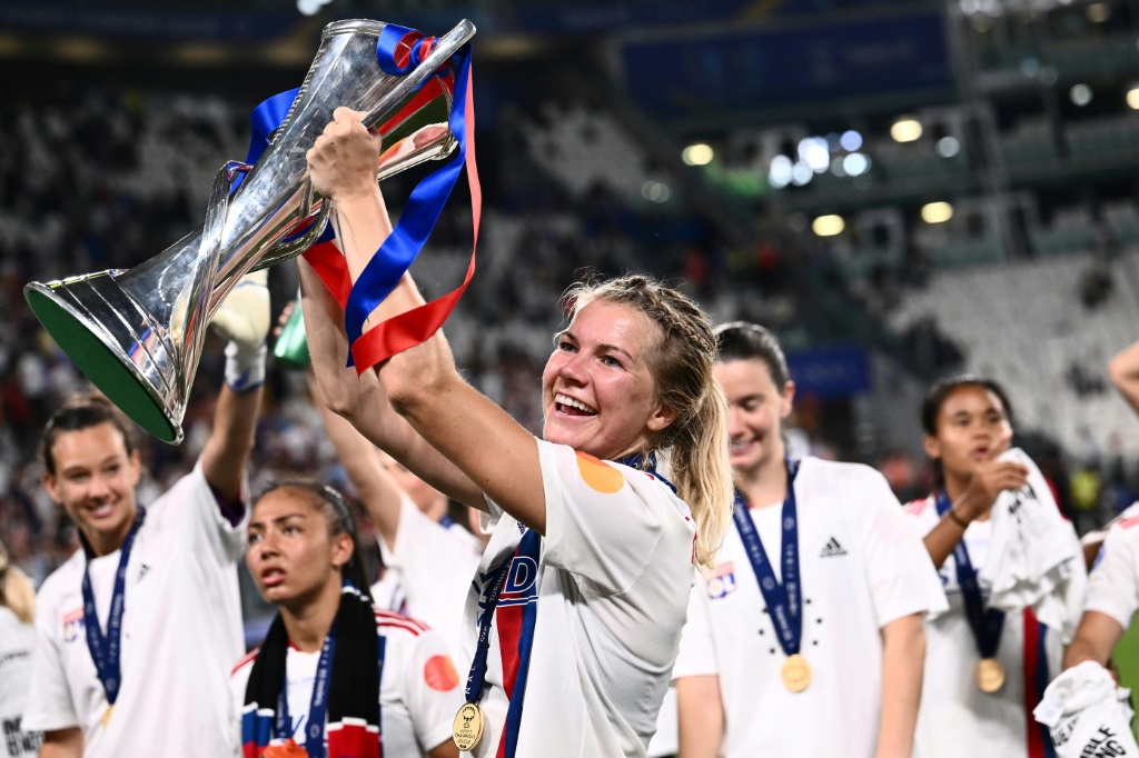 Ada Hegerberg célèbre la victoire de Lyon en finale de Ligue des champions, à Turin le 21 mai 2022