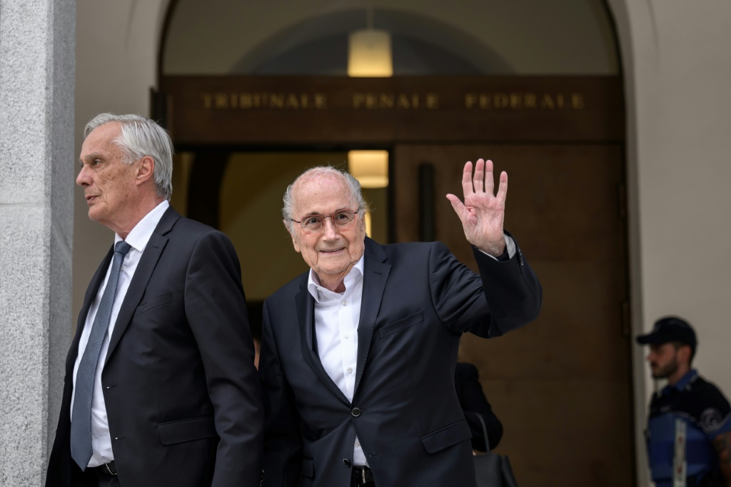 L'ex-président de la Fifa Sepp Blatter (d), quitte le tribunal pénal de Bellinzone avec son avocat Lorenz Erni, le 8 juin 2022 en Suisse
