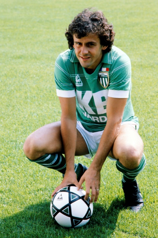 Michel Platini, joueur de l'AS Saint Etienne, pose au stade Geoffroy Guichard de Saint Etienne en septembre 1981. AFP PHOTO