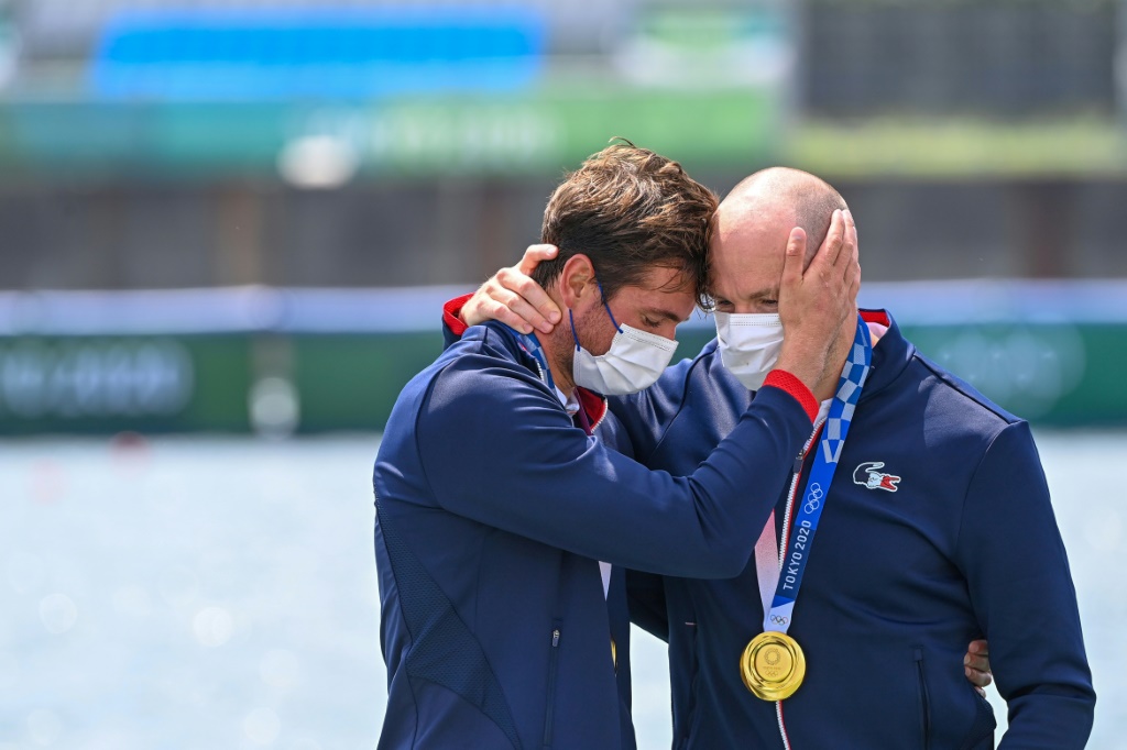 Les champions olympiques d'aviron Hugo Boucheron (à gauche) et Matthieu Androdias sur le podium après leur victoire le 28 juillet 2021 à Tokyo
