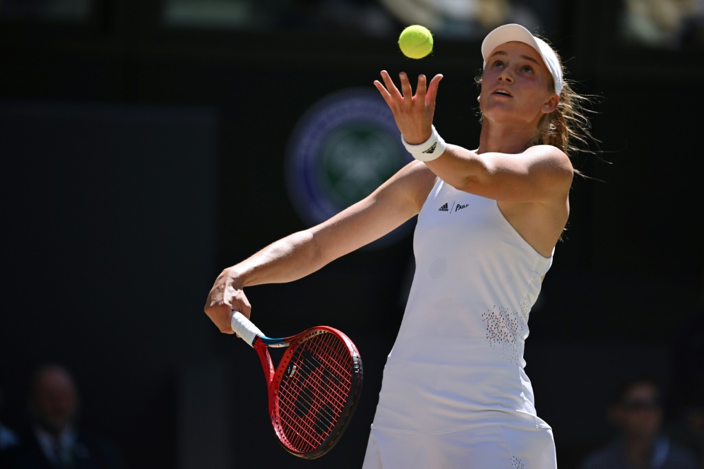 La Kazakhe Elena Rybakina au service en finale de Wimbledon, le 9 juillet 2022