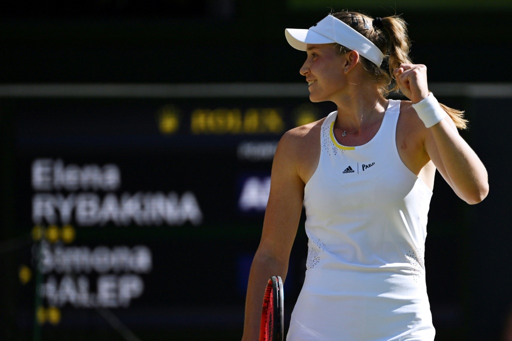 La Kazahke Elena Rybakina après sa victoire en demi-finale de Wimbledon face à la Roumaine Simona Halep le 7 juillet 2022