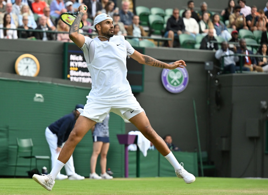 Nick Kyrgios contre le Grec Stefanos Tsitsipas au 3e tour de Wimbledon, le 2 juillet 2022