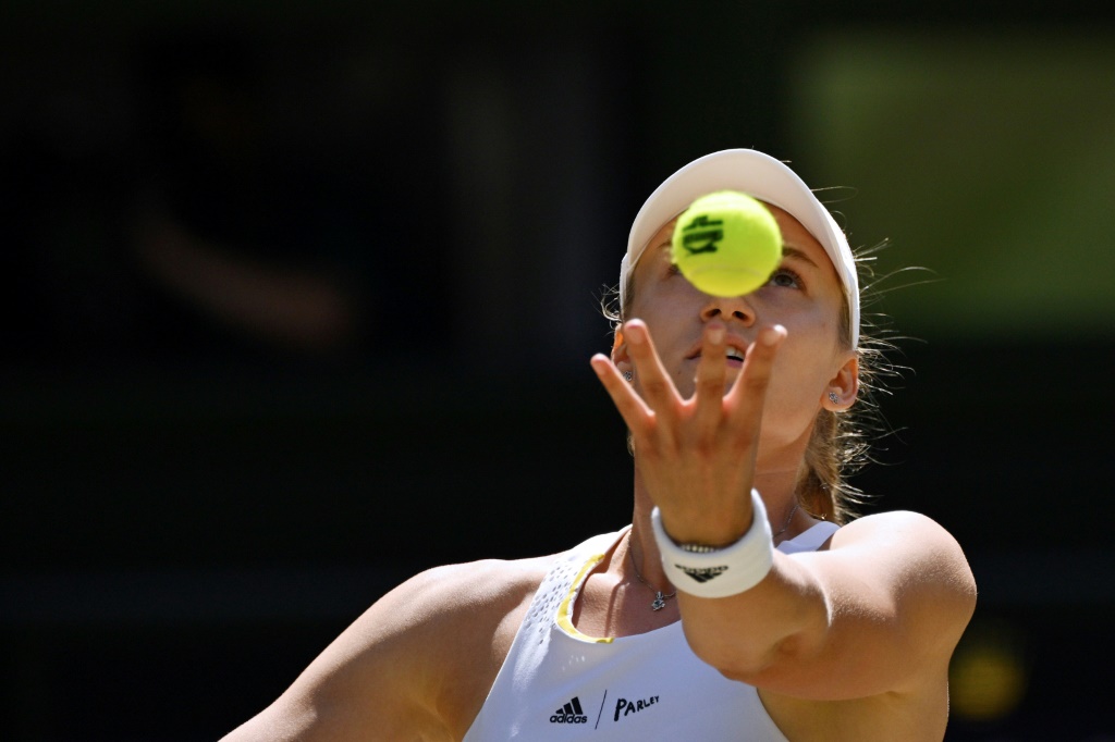 La Kazakhe Elena Rybakina au service lors de sa finale victorieuse à Wimbledon, le 9 juillet 2022