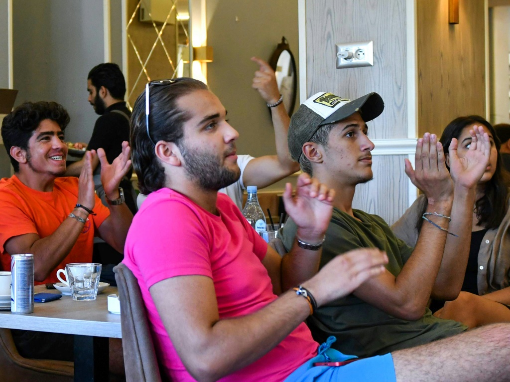 Des supporteurs d'Ons Jabeur regardent la finale de Wimbledon entre la Tunisienne et la Kazakhe Elena Rybakina, dans un café de Sousse, le 9 juillet 2022
