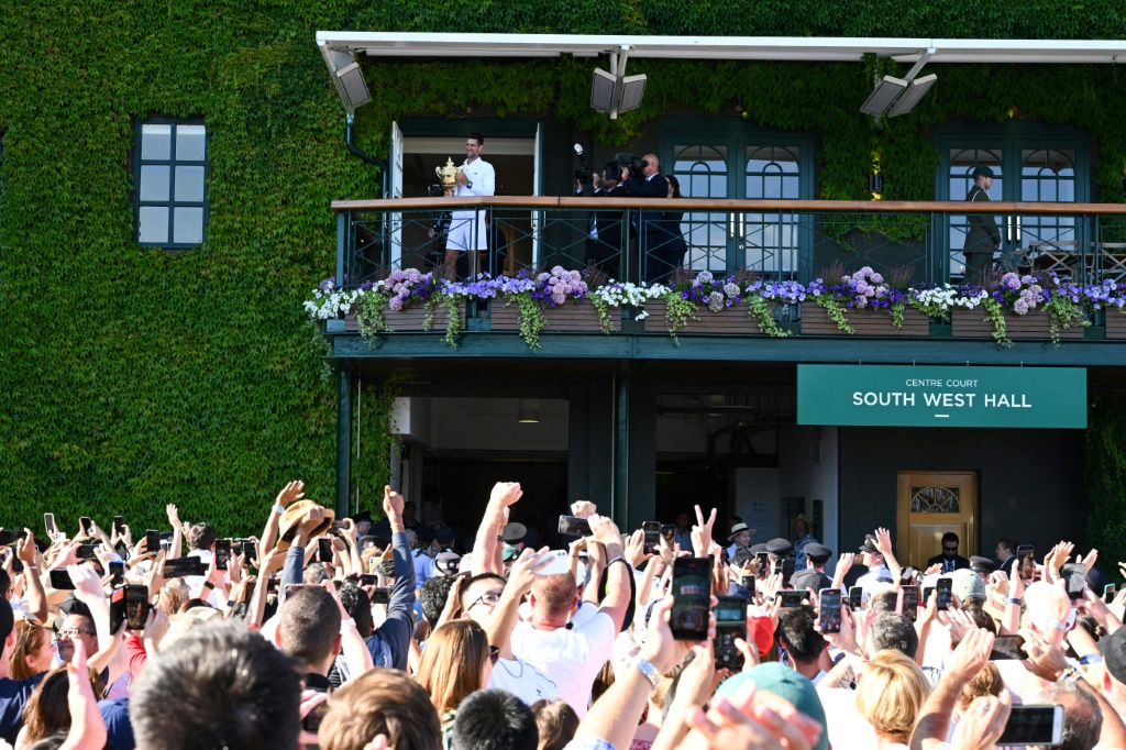 Novak Djokovic acclamé par la foule après sa victoire à Wimbledon le 10 juillet 2022