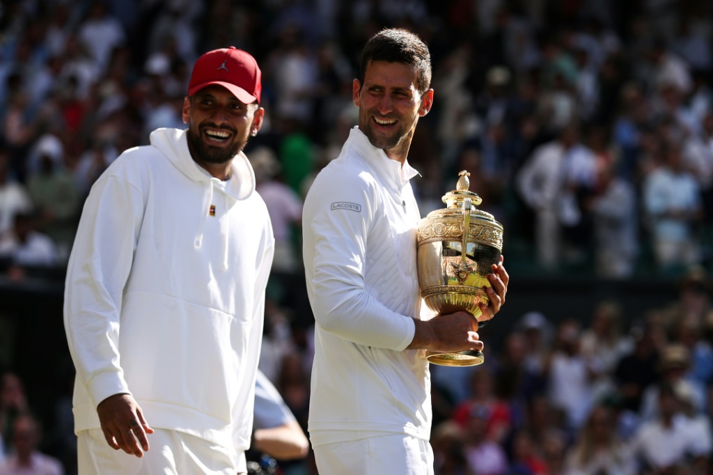 Nick Kyrgios et Novak Djokovic plaisantent après la finale de Wimbledon remportée par le Serbe, le 10 juillet 2022