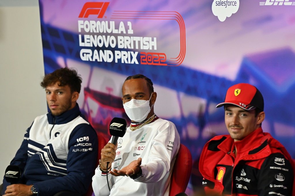 Le pilote Mercedes Lewis Hamilton entouré de ceux d'AlphaTauri Pierre Gasly et de Ferrari Charles Leclerc en conférence de presse à Silverstone, le 30 juin 2022