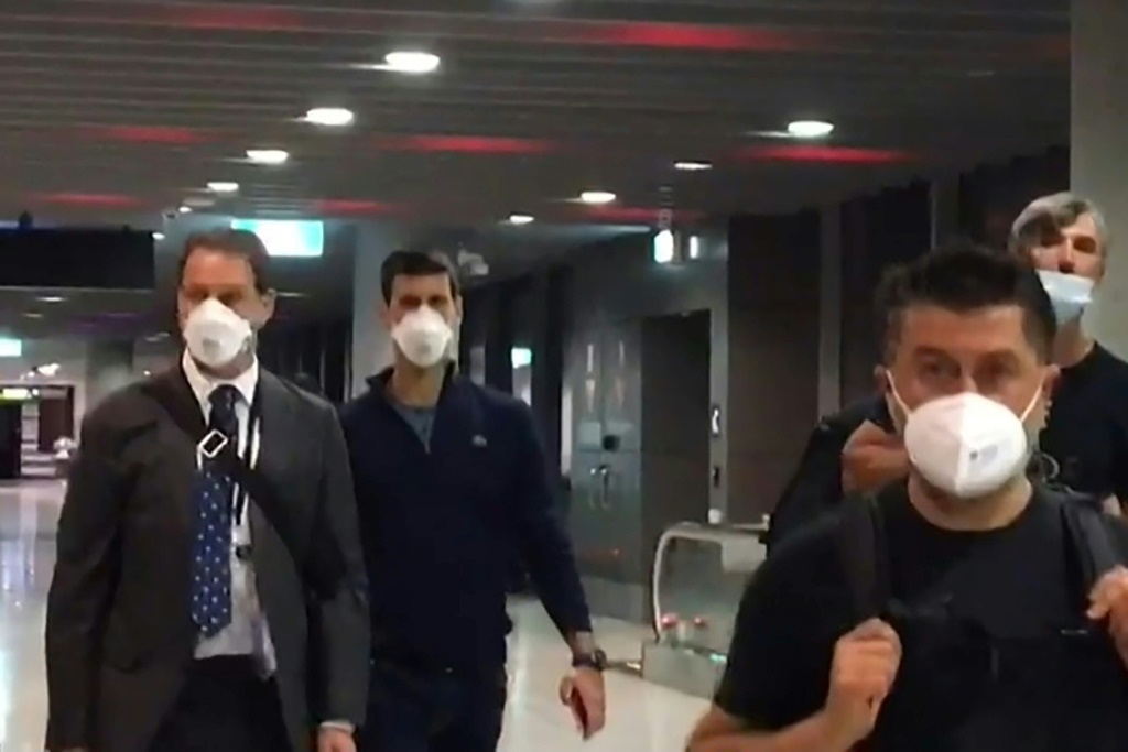 Le Serbe Novak Djokovic à l'aéroport de Melbourne avant son expulsion d'Australie, le 16 janvier 2022