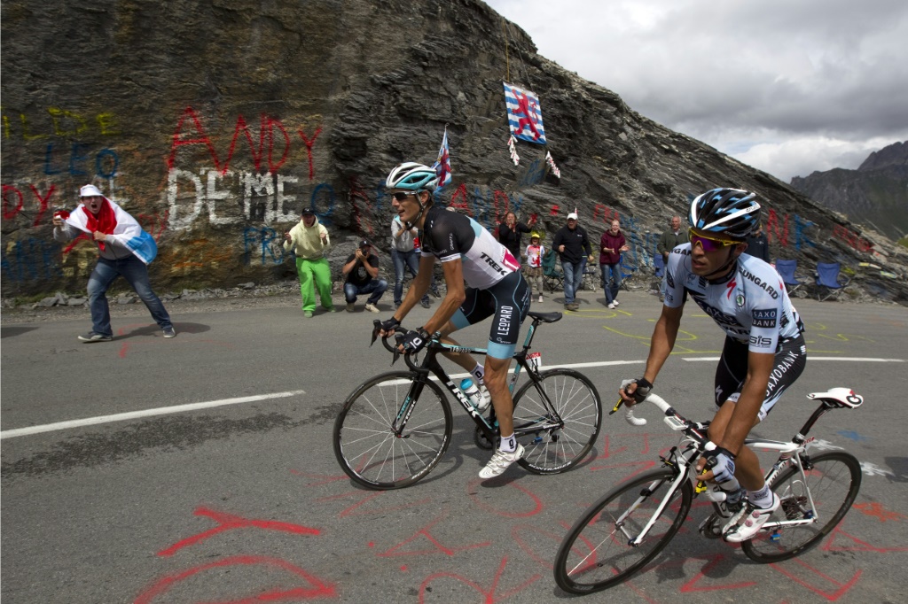 Andy Schleck (à gauche) et Alberto Contador sur les pentes du Galibier, versant Valloire, le 22 juillet 2011 lors de la 19e étape du Tour de France. Je pense que j'aurais pu le suivre (Pogacar) en montagne et même lui être un peu supérieur au-dessus des 2.000 mètres. Alberto aussi, dit le Luxembourgeois