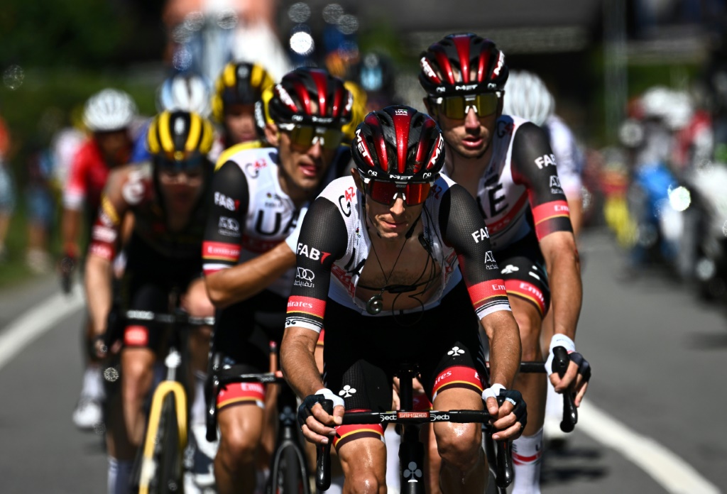 Le Néo-Zélandais George Bennett devant ses équipiers de la formation UEA lors de la 9e étape du Tour de France entre Aigle, en Suisse, et Chatel les Portes du Soleil, en France, le 10 juillet 2022