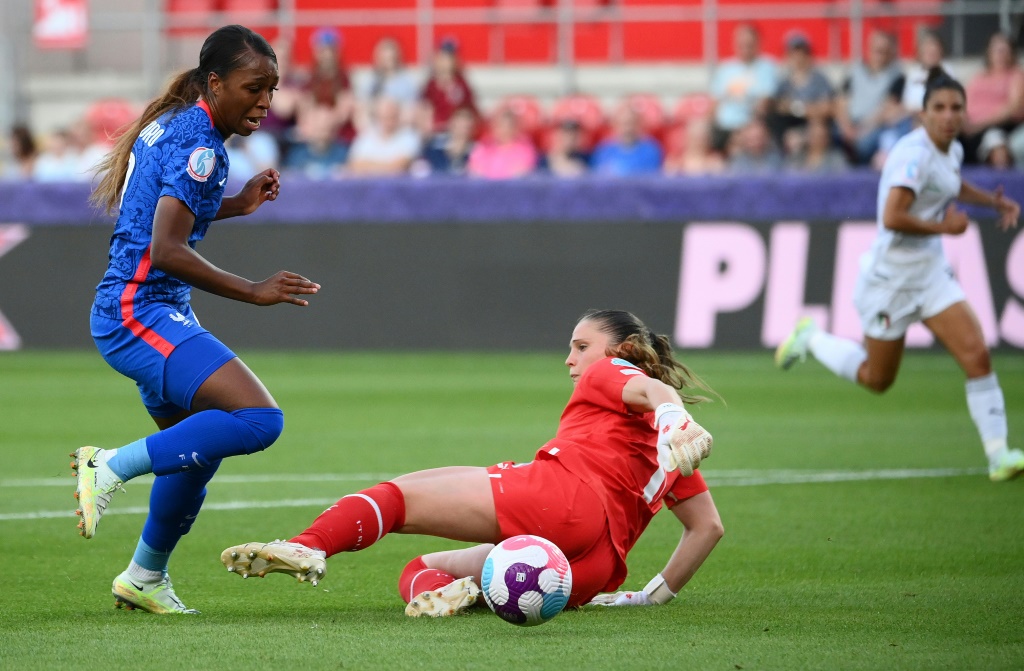 La Française Grace Geyoro dribble la gardienne italienne Laura Giulani et marque le 5e but des Bleues, son 3e personnel, lors de l'Euro féminin, le 10 juillet 2022 à Rotherham (Angleterre)