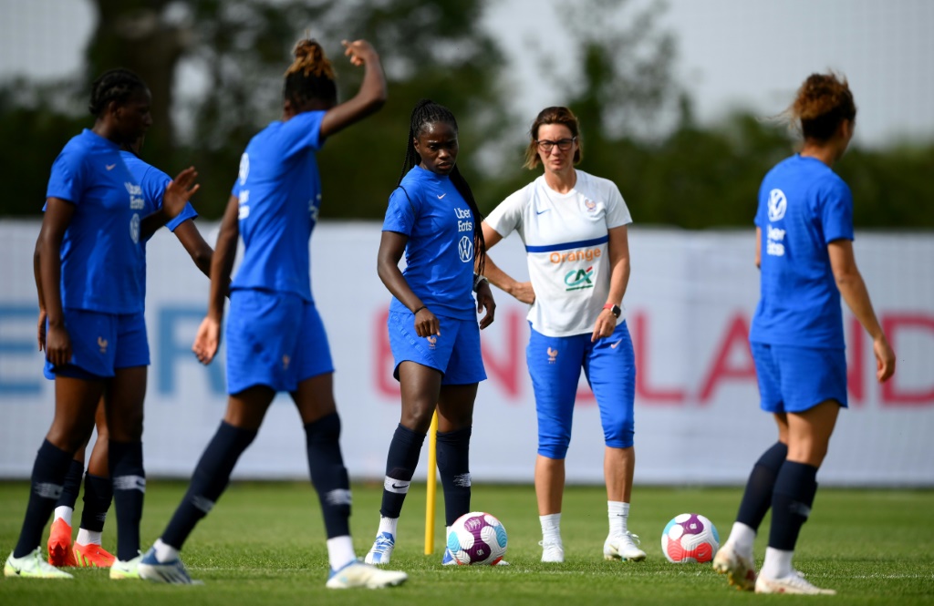 La sélectionneuse Corinne Diacre supervise l'entraînement de l'équipe de France, le 11 juillet 2022 à Ashby-de-la-Zouch, à trois jours du match de l'Euro contre la Belgique