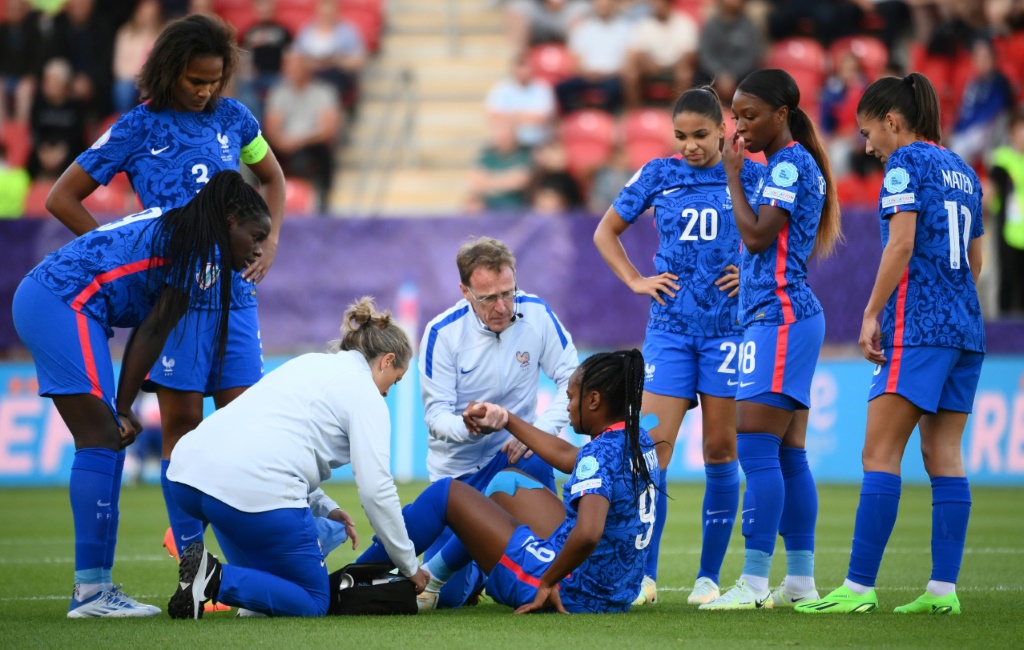 Les joueuses de l'équipe de France entourent l'attaquante de l'équipe de France Marie-Antoinette Katoto, blessée au genou droit, lors du match de l'Euro 2022 face à la Belgique, le 14 juillet 2022 au New York Stadium à Rotherham (Angleterre)
