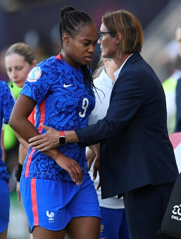L'attaquante de l'équipe de France Marie-Antoinette Katoto quitte le terrain, réconfortée par la sélectionneuse Corinne Diacre, après s'être blessée au genou droit, lors du match de l'Euro 2022 face à la Belgique, le 14 juillet 2022 au New York Stadium à Rotherham (Angleterre)
