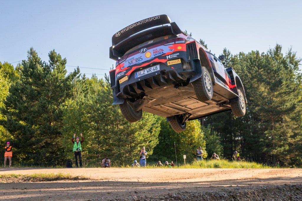 La Hyundai, pilotée par l'Estonien Ott Tanak, lors du Rallye d'Estonie, le 17 juillet 2021 près de Metsakivi