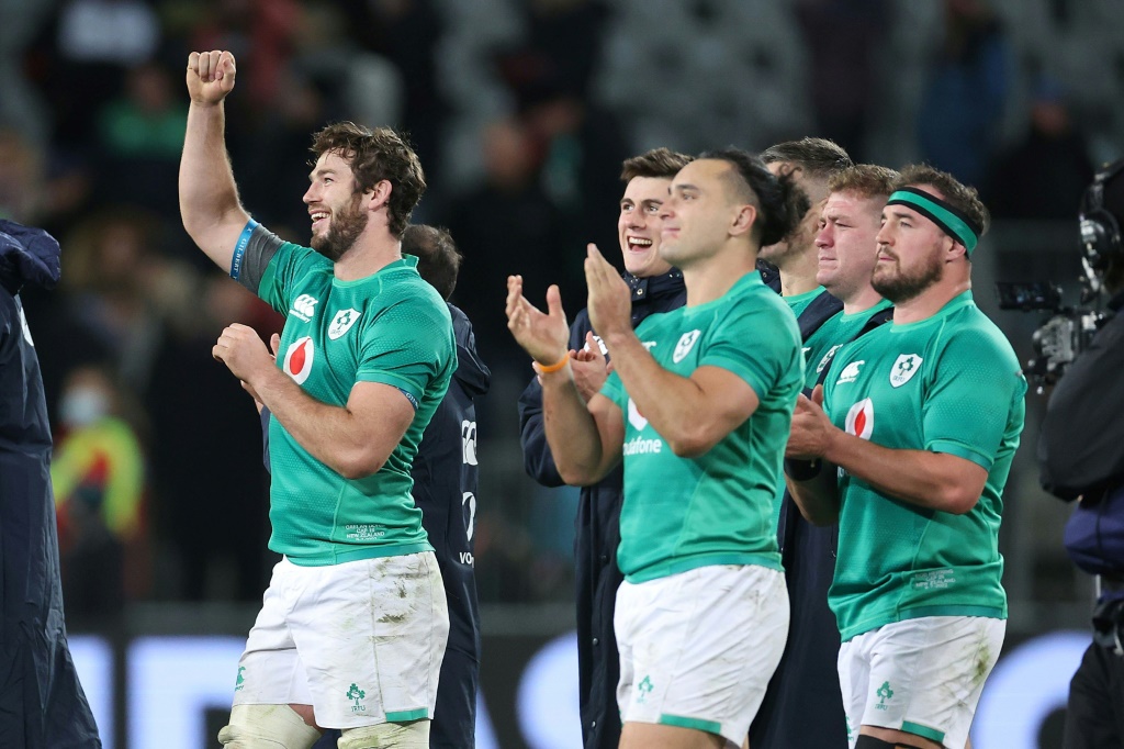 Les joueurs irlandais célèbrent leur victoire, 23-12 face aux All Blacks, une première sur le sol néo-zélandais, lors du 2e test-match entre les deux équipes, le 9 juillet 2022 à Dunedin