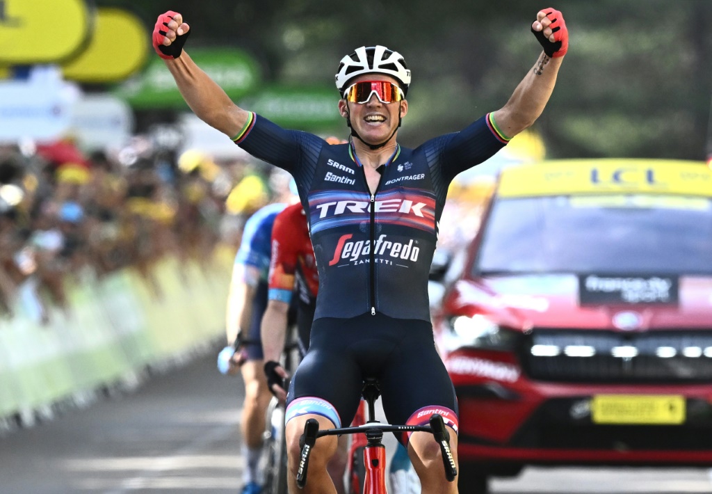 La joie du Danois Mads Pedersen, vainqueur de la 13e étape du Tour de France, disputée entre Le Bourg d'Oisans et Saint-Etienne, le 15 juillet 2022