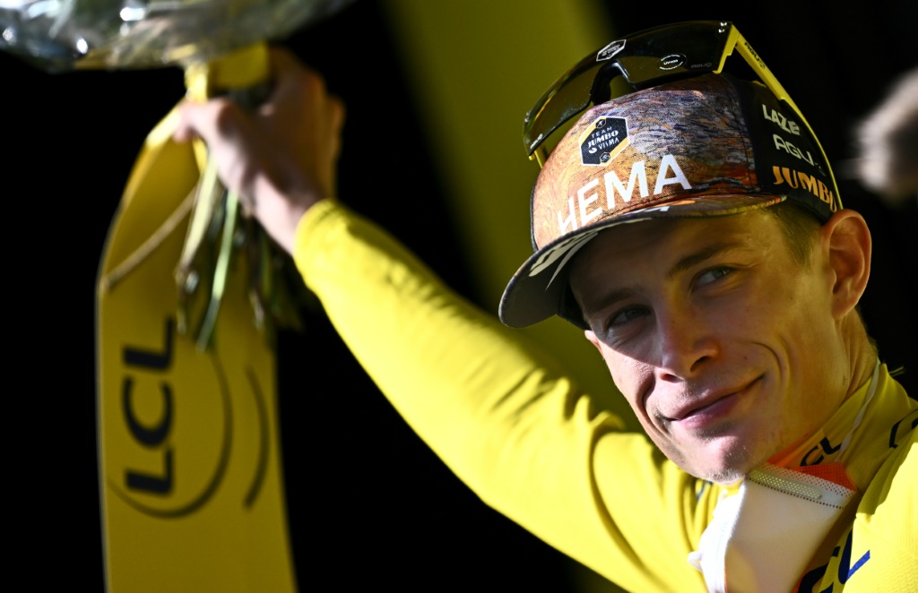Le Danois Jonas Vingegaard, toujours maillot jaune du Tour de France, après l'arrivée de la 13e étape,  remportée par son compatriote Mads Pedersen, le 15 juillet 2022 à Saint-Etienne