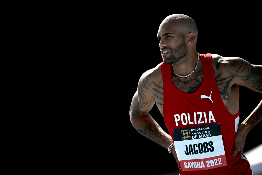 L'Italien Marcell Jacobs, après avoir remporté sa série du 100 m, le 18 mai 2022 au meeting de Savone (Italie)