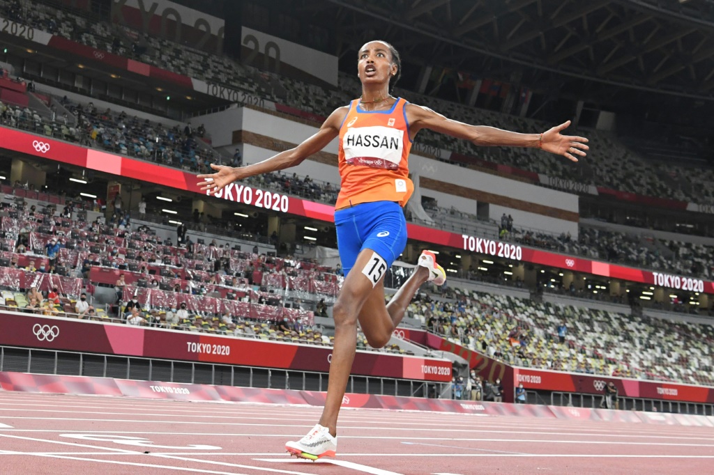 La Néerlandaise Sifan Hassan célèbre sa victoire en finale du 10.000 m aux Jeux olympiques de Tokyo 2020, le 7 août 2021