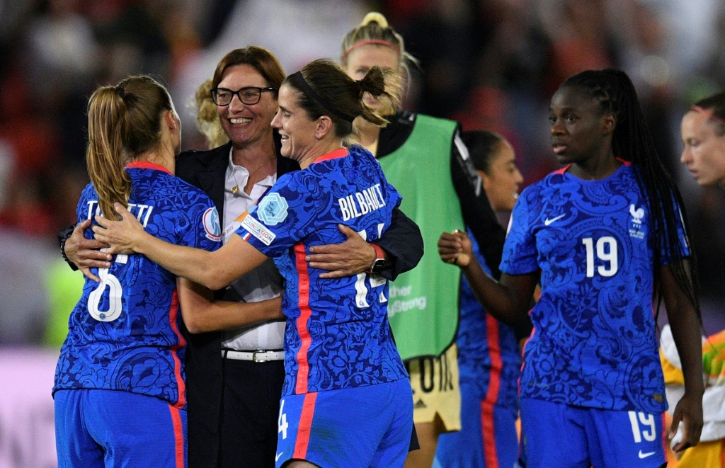 La sélectionneuse Corinne Diacre félicite ses joueuses, après la victoire de la France, 2-1 face à la Belgique, synonyme de qualification pour les quarts de finale de l'Euro, le 14 juillet 2022 au New York Stadium à Rotherham (Angleterre)
