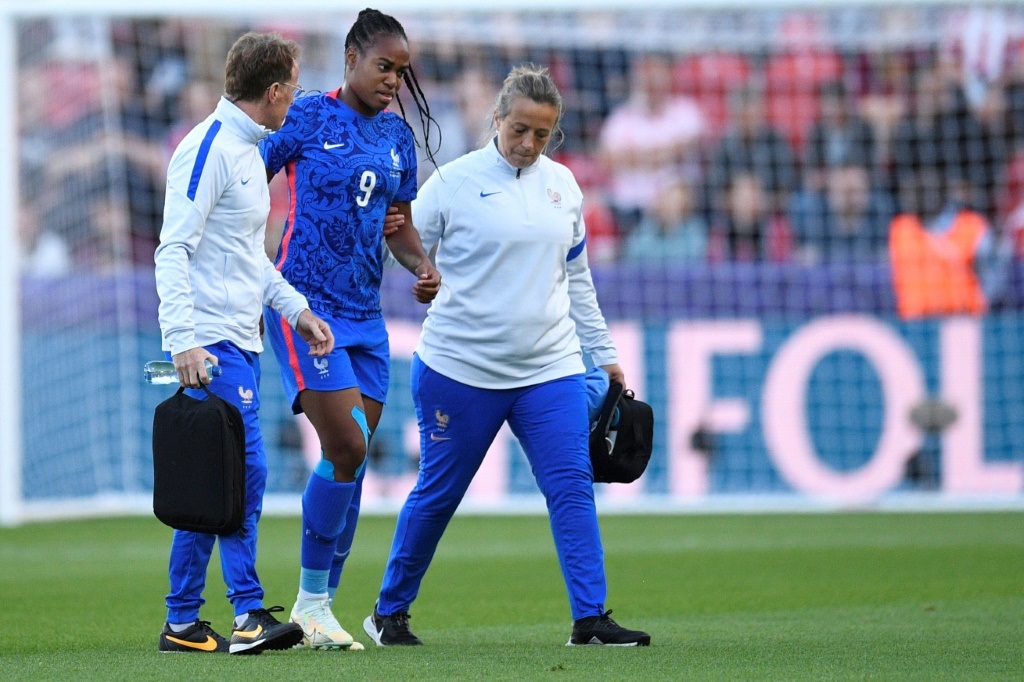 L'attaquante de l'équipe de France Marie-Antoinette Katoto quitte le terrain, après s'être blessée au genou droit, lors du match de l'Euro 2022 face à la Belgique, le 14 juillet 2022 au New York Stadium à Rotherham (Angleterre)