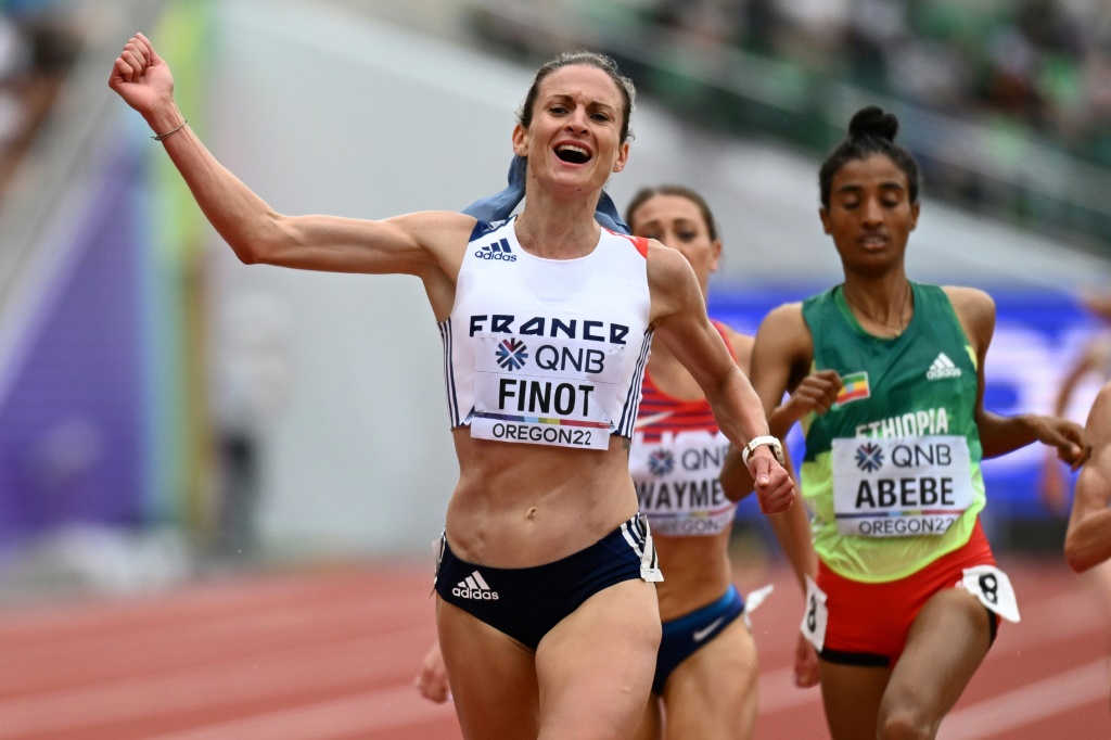 La joie d'Alice Finot, après s'être qualifiée pour la finale du 3000 m steeple, en remportant sa série avec un nouveau record de France à la clé, lors des Championnats du monde, le 16 juillet 2022 à Eugene (Oregon)