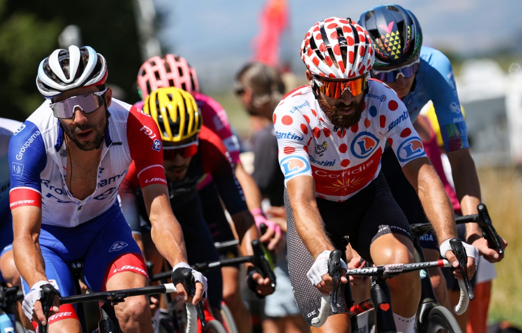 Le Français Thibaut Pinot roule dans un groupe d'échappés, à côté du maillot à pois de meilleur grimpeur, l'Allemand Simon Geschke, lors de la 14e étape du Tour de France entre Saint-Etienne et Mende, le 16 juillet 2022