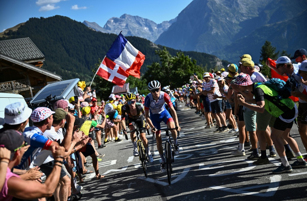 Le Français David Gaudu, dans la montée vers l'Alpe d'Huez, terme de la 12e étape du Tour de France, le 14 juillet 2022