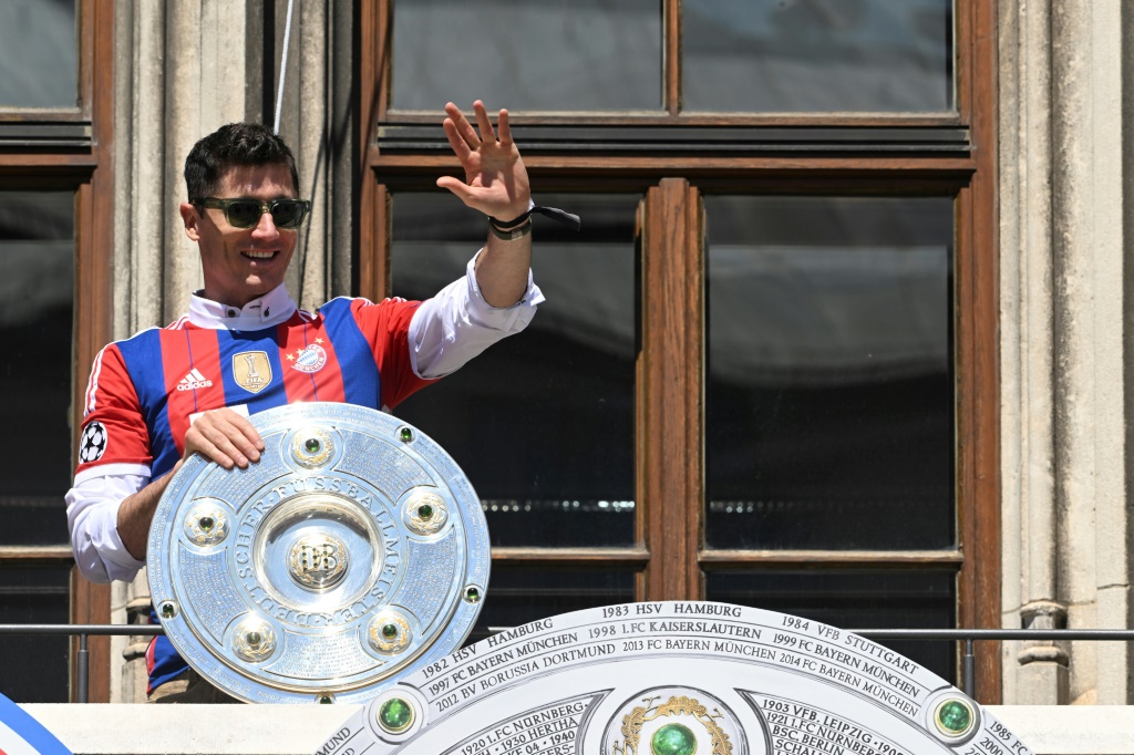 L'attaquant polonais Robert Lewandowski avec le trophée de Champion d'Allemagne remporté par le Bayern, le 15 mai 2022 à Munich
