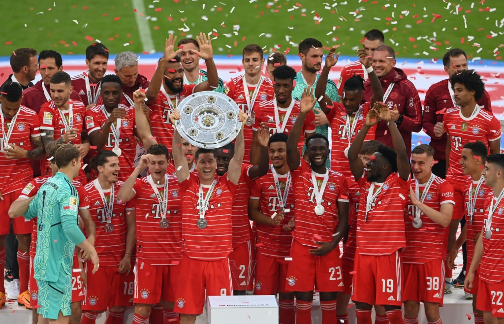 L'attaquant polonais Robert Lewandowski brandit le trophée de champion d'Allemagne, remporté avec le Bayern, le 8 mai 2022 à Munich