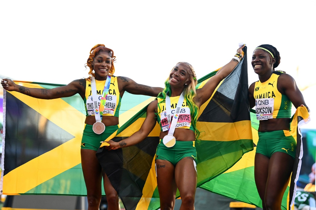Les Jamaïcaines Elaine Thompson-Herah (g), Shelly-Ann Fraser-Pryce (c) et Shericka Jackson, respectivement médaillées de bronze, d'or et d'argent au 100 m féminin des Mondiaux d'athlétisme à Eugene (Etats-Unis), le 17 juillet 2022  Fraser-Pryce jubile après avoir remporté l'or au 100 mètres féminins des Mondiaux d'athlétisme à Eugene, dans l'Oregon (Etats-Unis), le 17 juillet 2022