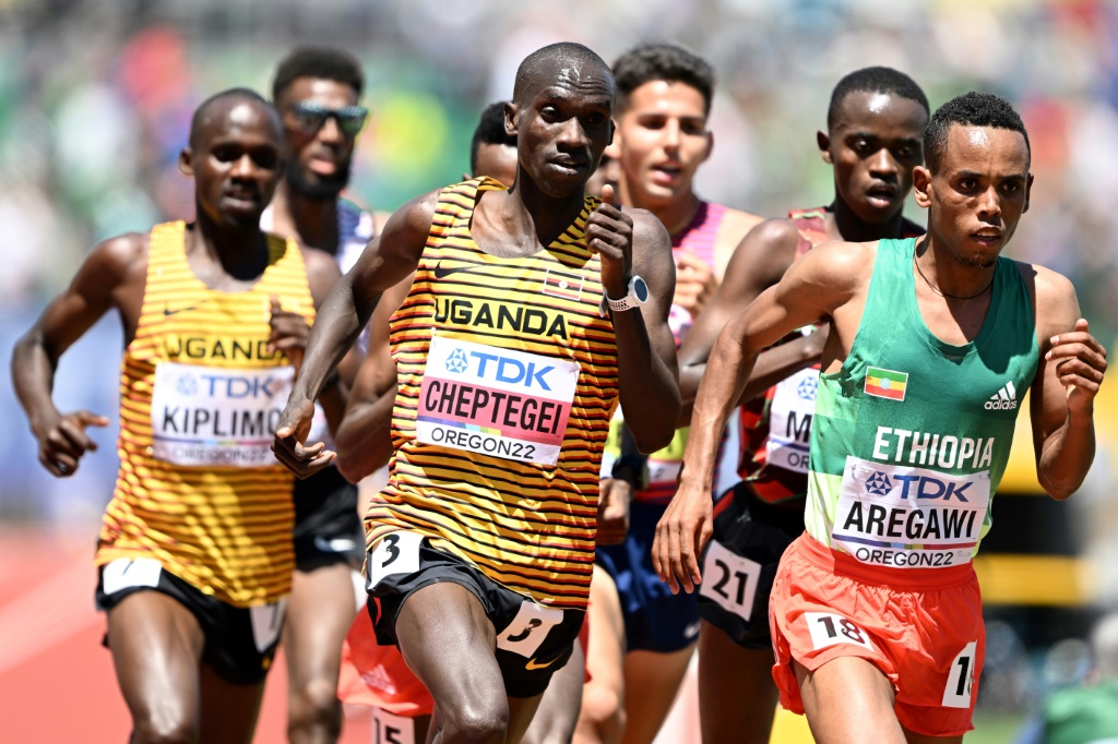 L'Ethiopien Berihu Aregawi (d), l'Ougandais Joshua Cheptegei (c) et l'Ougandais Jacob Kiplimo lors du 10.000 m des Mondiaux d'athlétisme, le 17 juillet 2022 à Eugene (Oregon)