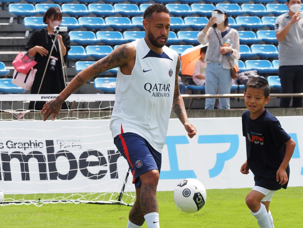 L'attaquant brésilien du PSG Neymar lors la tournée estivale du club au Japon, le 18 juillet 2022 à Tokyo
