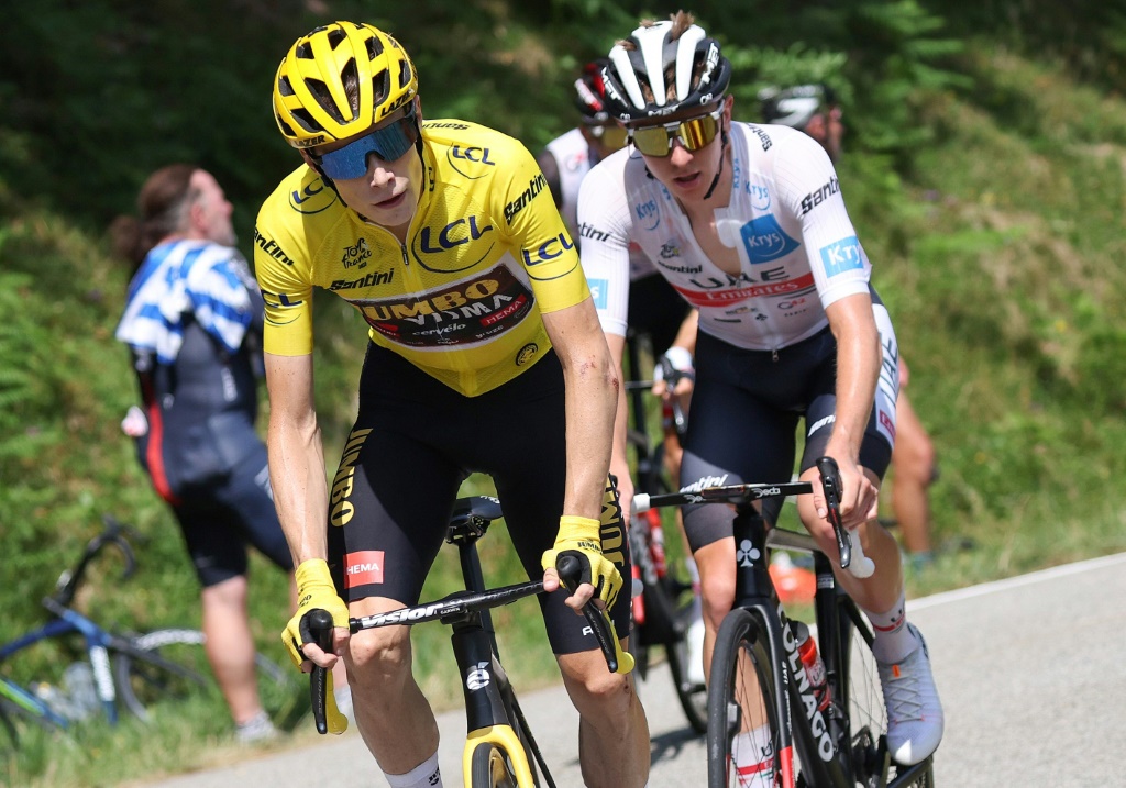 Le maillot jaune, le Danois Jonas Vingegaard, suivi de son dauphin au classement général du Tour de France, le Slovène Tadej Pogacar, lors de la 16e étape, disputée entre Carcassonne et Foix, le 19 juillet 2022