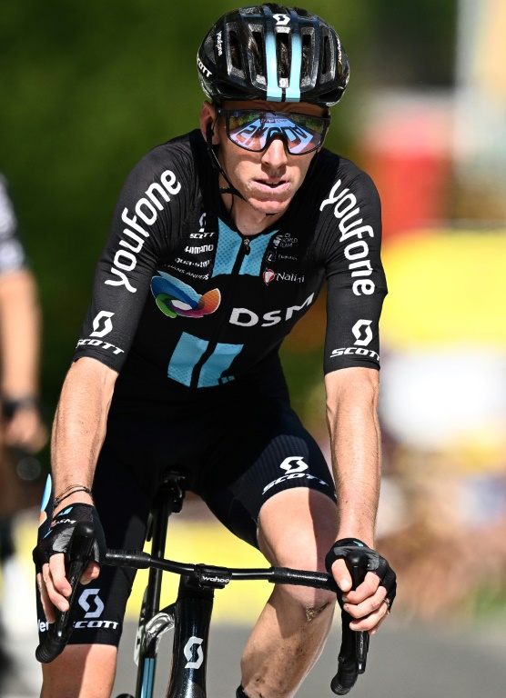 Le Français Romain Bardet termine la 16e étape du Tour de France, disputée entre Carcassonne et Foix, le 19 juillet 2022, après avoir concédé près de trois minutes et demie sur ses adversaires directs et reculer de la 4e à la 9e place au classement général