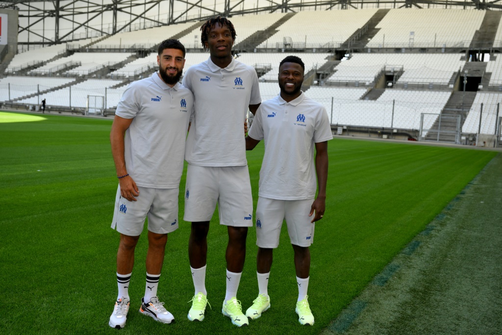 Les nouveaux défenseurs de l'Olympique de Marseille, Samuel Gigot, Isaak Touré et le Congolais Chancel Mbemba, posent lors de leur présentation officielle, le 19 juillet 2019 au Stade Vélodrome