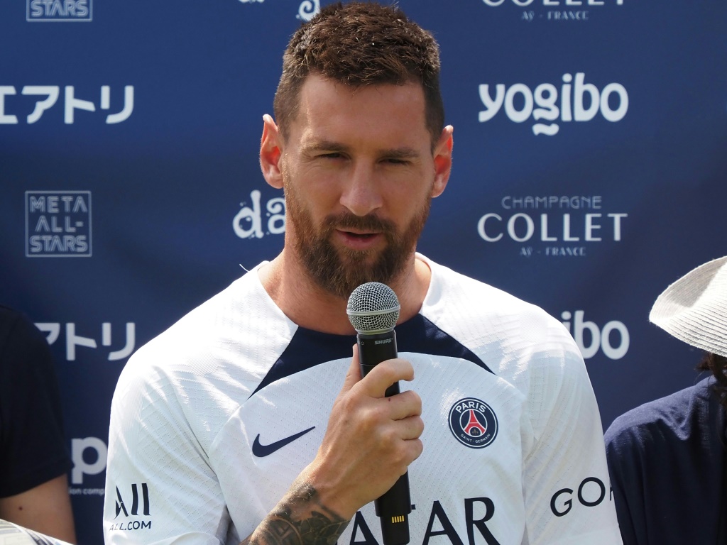Lionel Messi répond à des questions lors de la tournée estivale du PSG au Japon, le 18 juillet 2022 à Tokyo