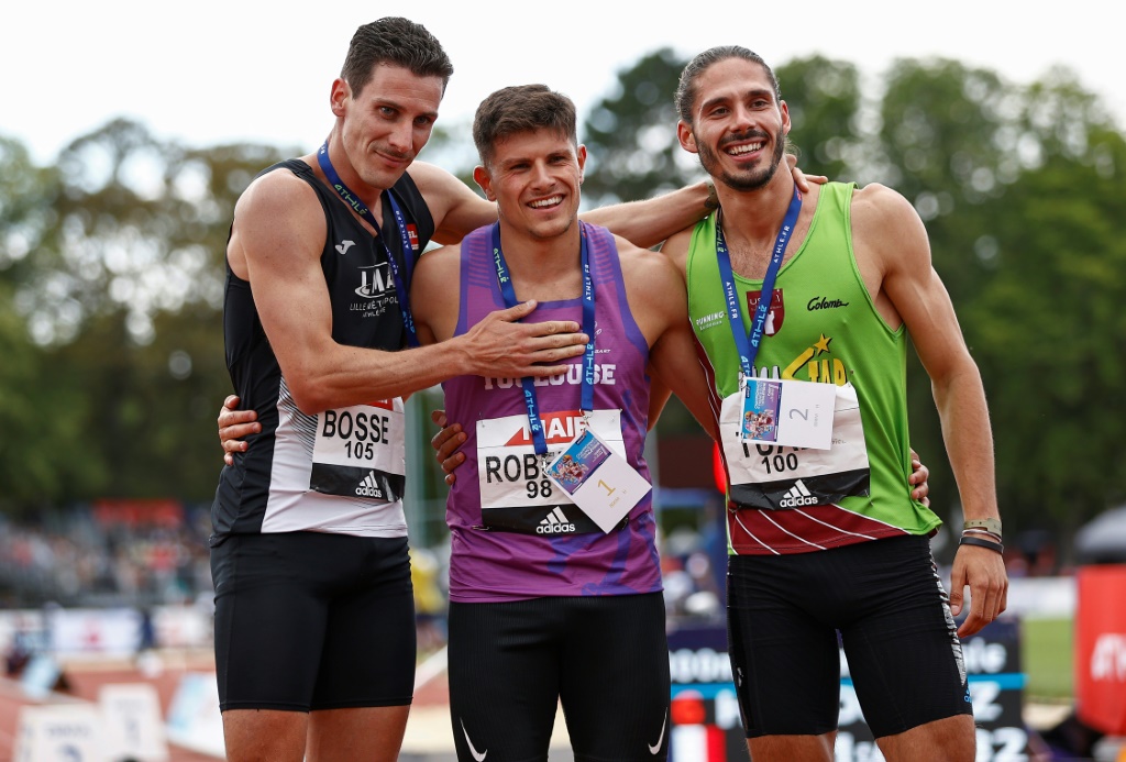 Les Français Pierre-Ambroise Bosse (g),  Benjamin Robert (c) et Gabriel Tual, à l'issue du 800 m des Championnats de France, le 25 juin 2022 à Caen