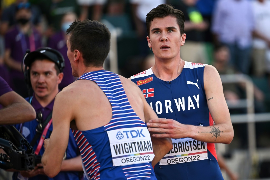 Le Norvégien Jakob Ingebrigtsen (d), deuxième de la finale du 1500 m, félicite le Britannique Jake Wightman, vainqueur de la course, aux Mondiaux d'Eugene (Oregon), le 19 juillet 2022