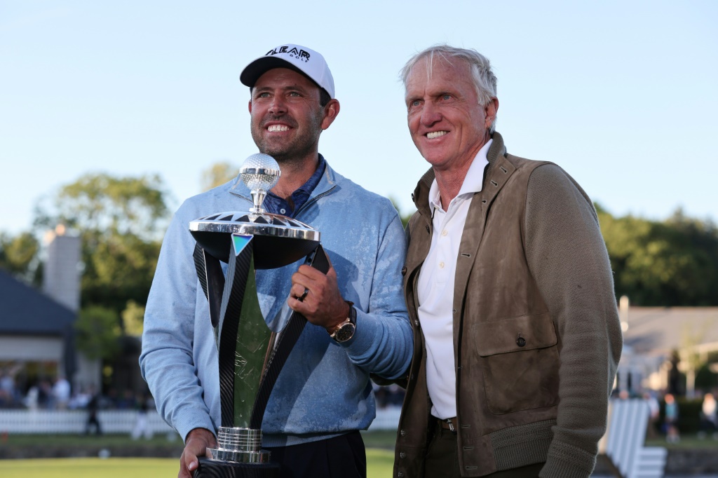 Le Sud-Africain Charl Schwartzel, pose avec le directeur exécutif du LIV Golf, l'Australien Greg Norman, après avoir remporté le tournoi inaugural des LIV Golf International Series, le 11 juin 2022 sur le parcours du Centurion Club à St Alban (Angleterre)