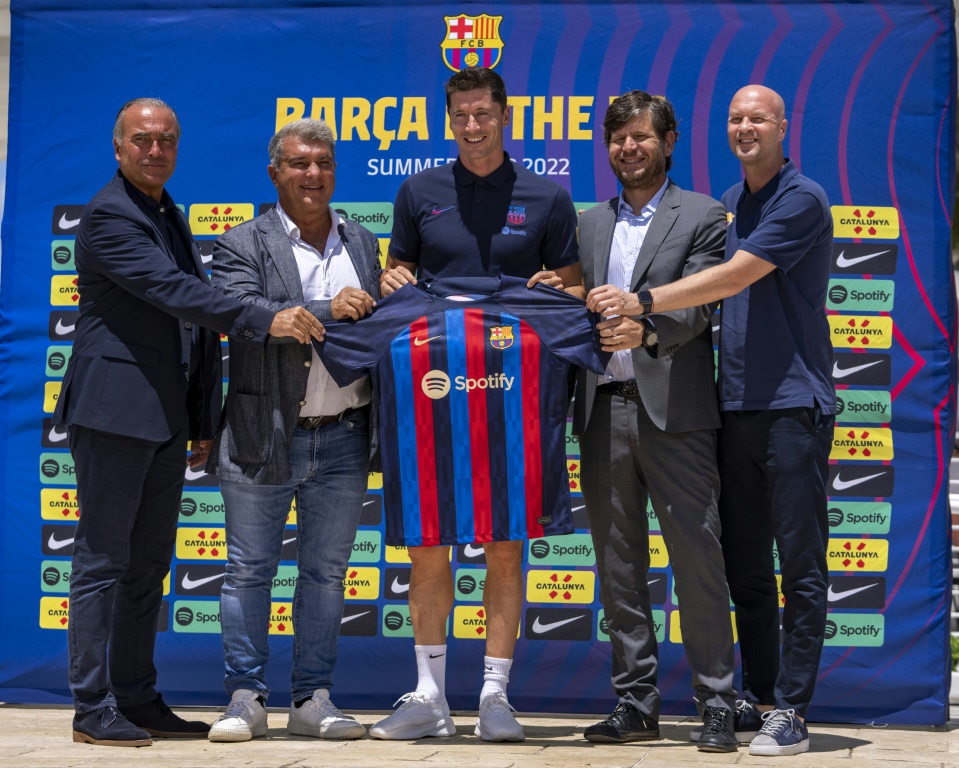 Robert Lewandowski, le buteur polonais, et Joan Laporta, le président du FC Barcelone, posent pour la photo lors d'une conférence de presse à Fort Lauderdale pendant la tournée américaine du club catalan, le 20 juillet 2022 en Floride