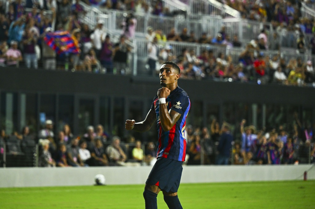 L'attaquant de Barcelone Raphinha célèbre un but qu'il vient d'inscrire contre l'Inter Miami, à Fort Lauderdale (Floride), le 19 juillet 2022.