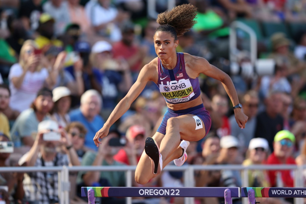 L'Américaine Sydney McLaughlin, lors de sa série du 400 m haies, aux Championnats du monde d'athlétisme, le 21 juillet 2022 à Eugene (Oregon)