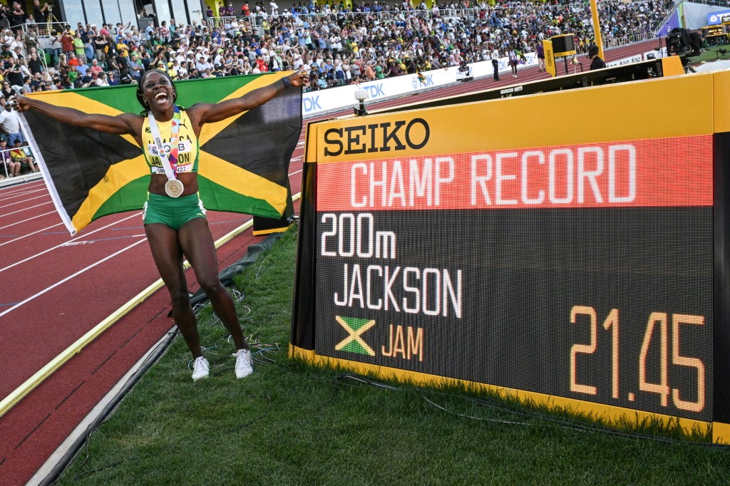 La Jamaïcaine Shericka Jackson prend la pose après son 200 m victorieux en finale des Mondiaux d'athlétisme, le 21 juillet 2022 à Eugene (Oregon).
