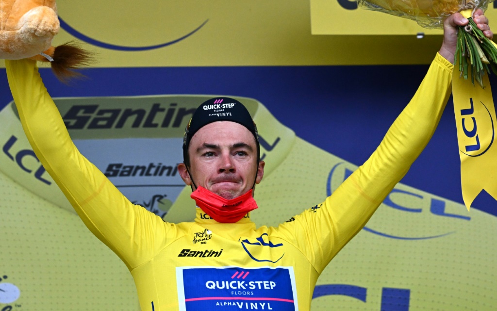 Le coureur de la Quick-Step Yves Lampaert premier maillot jaune du Tour de France 2022, après le contre-la-montre individuel, le 1er juillet à Copenhague