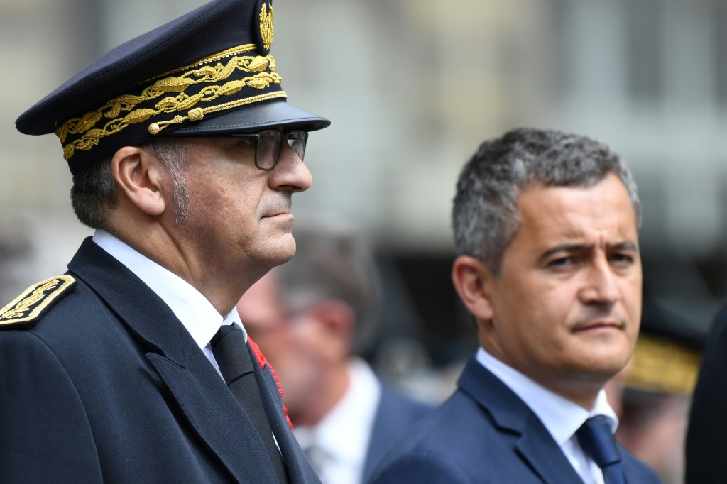 Le nouveau préfet de police de Paris Laurent Nuñez (à gauche), à côté du ministre de l'Intérieur Gérald Darmanin, lors de sa prise de fonctions à Paris le 21 juillet 2022