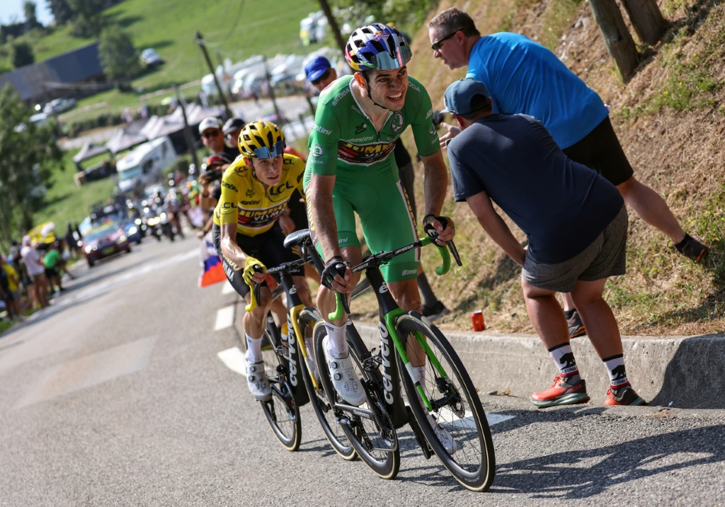 Le maillot vert, le Belge Wout van Aert, emmène son leader et maillot jaune, le Danois Jonas Vingegaard, vers la victoire dans la 18e étape du Tour de France, le 21 juillet 2022 au sommet d'Hautacam