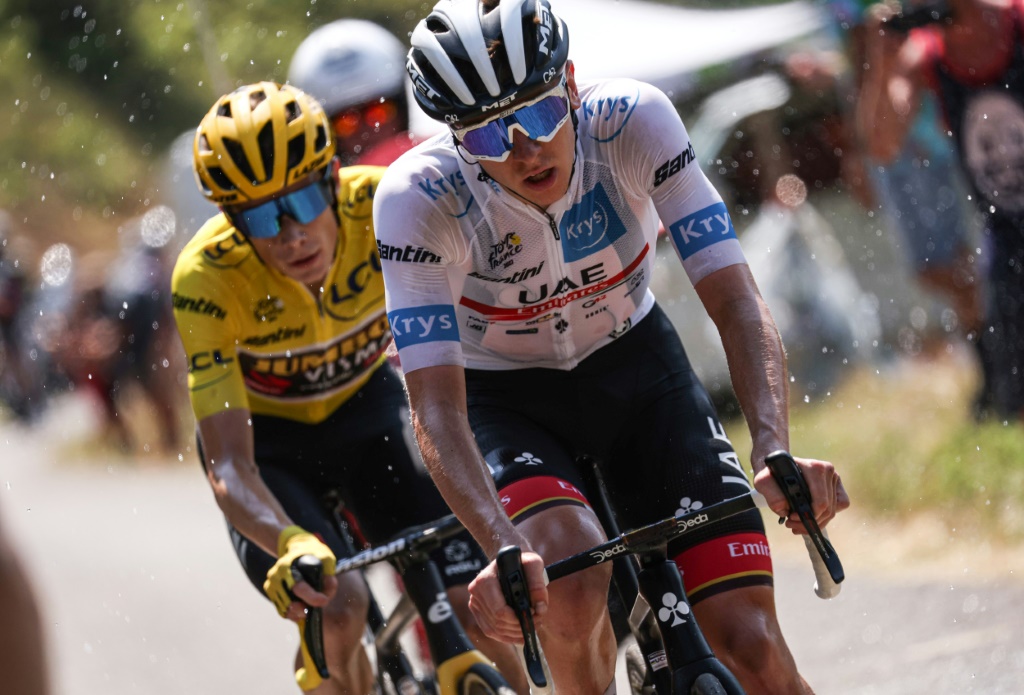 Le Slovène Tadej Pogacar suivi du maillot jaune, le Danois Jonas Vingegaard, dans le col de Spandelles, le 21 juillet 2022, lors de la 18e étape du Tour de France entre Lourdes et Hautacam